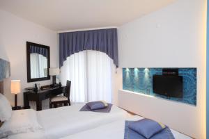 Postel nebo postele na pokoji v ubytování Familly Art Hotel Nirvana