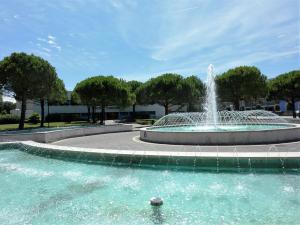 una fontana in un parco con una palla in acqua di Villa Galasso a Bibione