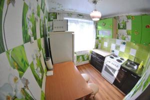 ケメロヴォにあるVip Hotel - Kemerovo Sportivnaya 38の緑と白のタイルを用いた小さなキッチン