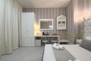 ローマにあるVatican Nausicaaのベッドルーム1室(ベッド1台、デスク付)