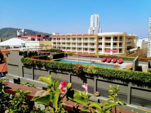 巴東海灘的住宿－The Lantern Resorts Patong - SHA Extra Plus，城市中一座带游泳池的建筑