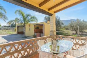 - une vue depuis le balcon d'une maison avec une table et des chaises dans l'établissement Cubo's Finca de la Rosa, à Alhaurín el Grande