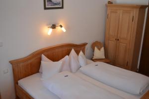 Ένα ή περισσότερα κρεβάτια σε δωμάτιο στο Landhaus Spielmannsau