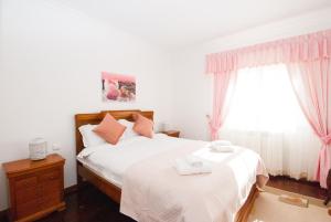 a bedroom with two beds and a window at Grace Villa in Aldeia de Juso