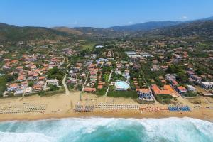 uma vista aérea de uma praia com um resort em Trezene Village em Castellabate