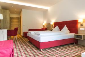 Posteľ alebo postele v izbe v ubytovaní Familiengut Hotel Burgstaller