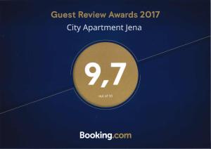 ein Schild, das die Gästebewertung liest und die Auszeichnungen City apartment jamanca liest in der Unterkunft City Apartment Jena in Jena