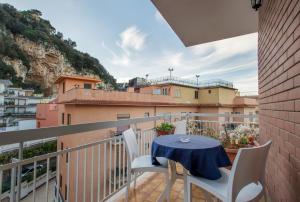 balkon ze stołem i krzesłami w obiekcie House Matilde w Sorrento