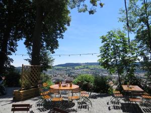 un tavolo e sedie con vista sulla città di Berggasthof Hinhart a Regen 1 altra foto