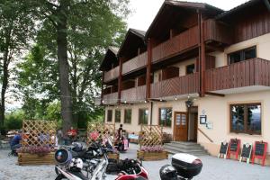 un grupo de motocicletas estacionadas frente a un edificio en Berggasthof Hinhart, en Regen