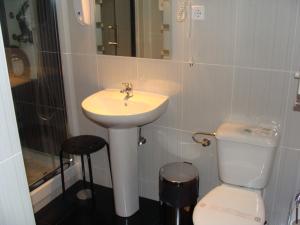 A bathroom at Hostal JQ Madrid 1