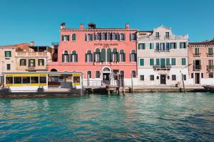 um grupo de edifícios junto à água em Hotel Tre Archi em Veneza