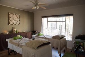 una camera ospedaliera con due letti e una finestra di The Lazy Grape Guest Lodge & Spa a Benoni