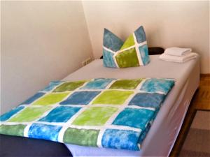 łóżko z dwoma poduszkami na górze w obiekcie Ferienwohnung Geratal w mieście Erfurt