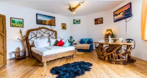 Postel nebo postele na pokoji v ubytování Castelul de Vis + 37 fotografií