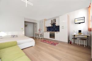 1 dormitorio blanco con 1 cama y cocina en Blue Lagon Five Stars Holiday House, en Niza