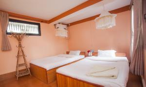 Letto o letti in una camera di Chitwan Tiger Camp