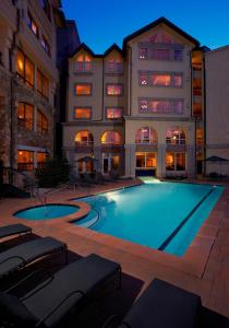 uma grande piscina em frente a um edifício em Fairmont Heritage Place, Franz Klammer Lodge em Telluride