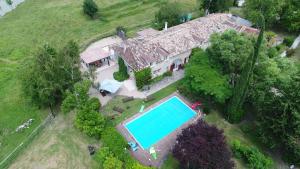 una vista aérea de una casa con piscina en L'âne Vert, en Saint-Méard-de-Gurçon