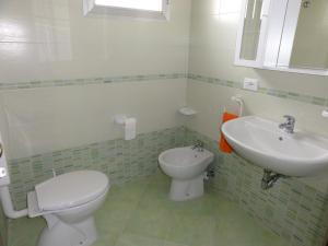 ビビオーネにあるMontecarlo - Appartamentiのバスルーム(トイレ、洗面台付)