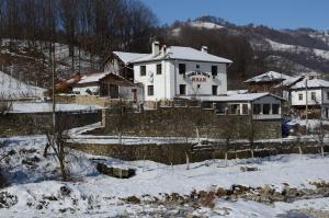 Cherni OsŭmにあるGuest House Ivanの雪の白い建物