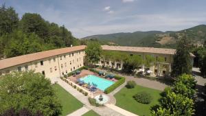 una vista aérea de un edificio con piscina en Hotel Fonte Angelica, en Nocera Umbra