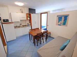 - une cuisine et une salle à manger avec une table et des chaises dans l'établissement Appartamenti Katja, à Bibione
