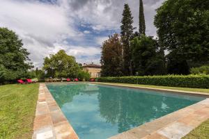 a swimming pool in the yard of a house at Coselli 's Collection. Luxury Villas Rental in Capannori