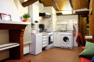 cocina con lavadora y lavadora en Castiglione Lovely Mansarda en Bolonia