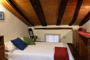 1 dormitorio con cama y techo de madera en Castiglione Lovely Mansarda en Bolonia