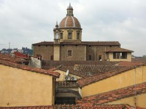 stary budynek z wieżą zegarową na dachu w obiekcie La Torre del Cestello - Residenza d'epoca we Florencji