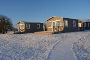 due case sulla sabbia di fronte a una casa di Slite Strand resort a Slite