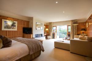 um quarto grande com uma cama e um sofá em Gidleigh Park- A Relais & Chateaux Hotel em Chagford