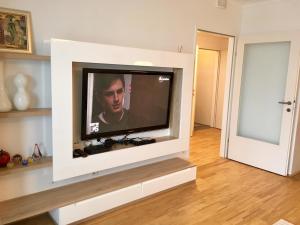 einen Flachbild-TV im Wohnzimmer in der Unterkunft Vienna Hauptbahnhof Arsenal Apartments in Wien