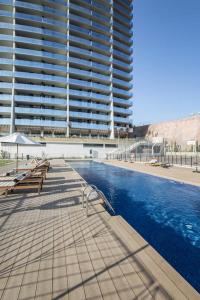 duży budynek z basenem przed budynkiem w obiekcie Sunset Drive Resort & Spa w mieście Benidorm