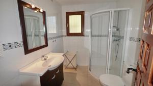 Ein Badezimmer in der Unterkunft Villa Yvonne - chill out, free WIFI, close to facilities