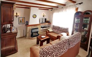 ein Wohnzimmer mit Couch und Kamin in der Unterkunft Villa Yvonne - chill out, free WIFI, close to facilities in Benissa