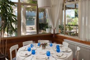 A restaurant or other place to eat at Hostal Antolín