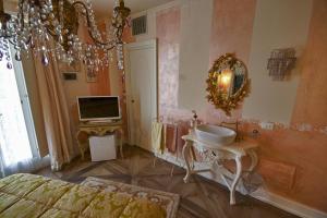 TV a/nebo společenská místnost v ubytování B&B La Maison degli Angeli