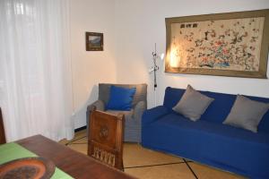 ラパッロにあるSpacious luxury apartment in Rapallo centerのリビングルーム(青いソファ、椅子付)
