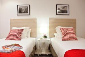 Łóżko lub łóżka w pokoju w obiekcie Feelathome Madrid Suites Apartments