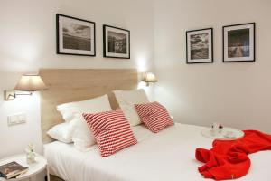 Łóżko lub łóżka w pokoju w obiekcie Feelathome Madrid Suites Apartments