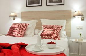 Łóżko lub łóżka w pokoju w obiekcie Feelathome Madrid Suites Apartments