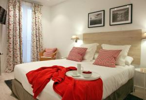 Łóżko lub łóżka w pokoju w obiekcie Feelathome Madrid Suites Apartments