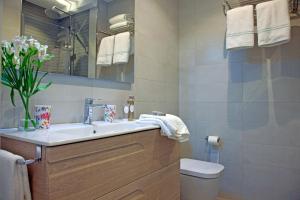 Łazienka w obiekcie Feelathome Madrid Suites Apartments