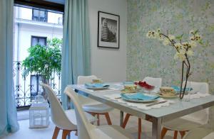 Część wypoczynkowa w obiekcie Feelathome Madrid Suites Apartments