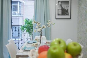 stół jadalny z owocami w obiekcie Feelathome Madrid Suites Apartments w Madrycie