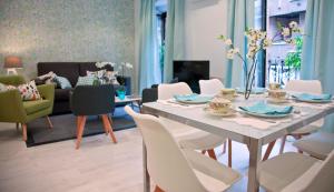 Telewizja i/lub zestaw kina domowego w obiekcie Feelathome Madrid Suites Apartments