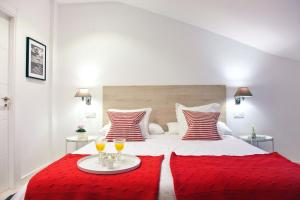 Łóżko lub łóżka w pokoju w obiekcie Feelathome Madrid Suites Apartments