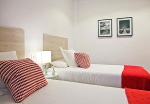 Łóżko lub łóżka w pokoju w obiekcie Feelathome Madrid Suites Apartments